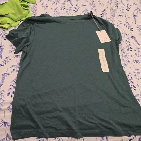 ❤️10/$40 New green tshirt - Picture 1 of 3